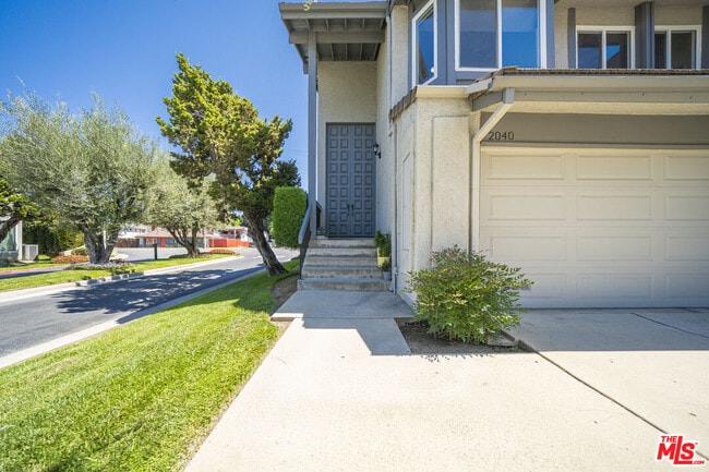 Building Photo - 2040 Woodbriar Ct