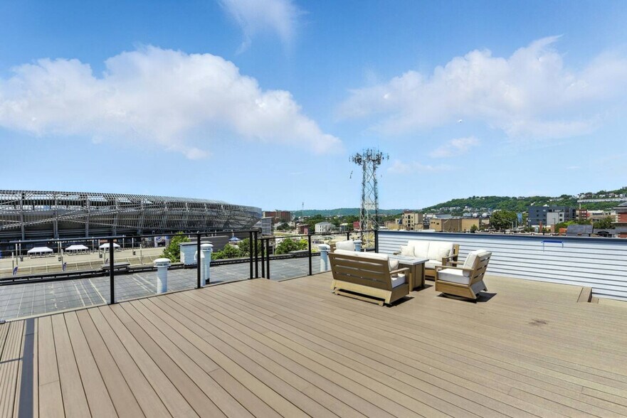 Building Photo - 222 W 15th St