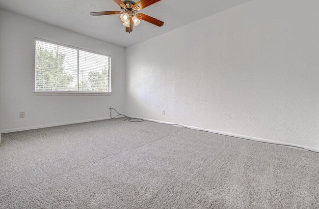 Building Photo - 2506 Manor Cir