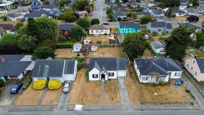 Building Photo - Gorgeous Two Story Home in Eureka!