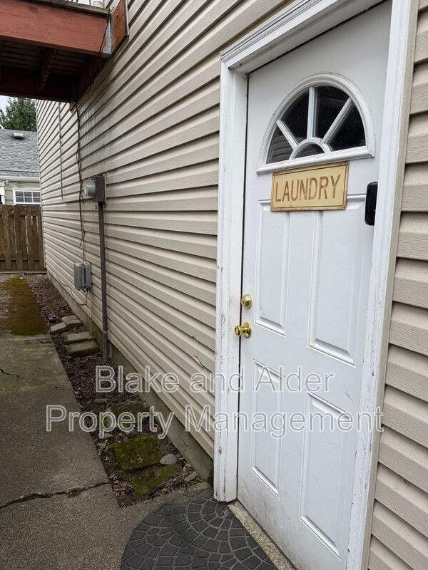 Building Photo - 1215 SE Haig St