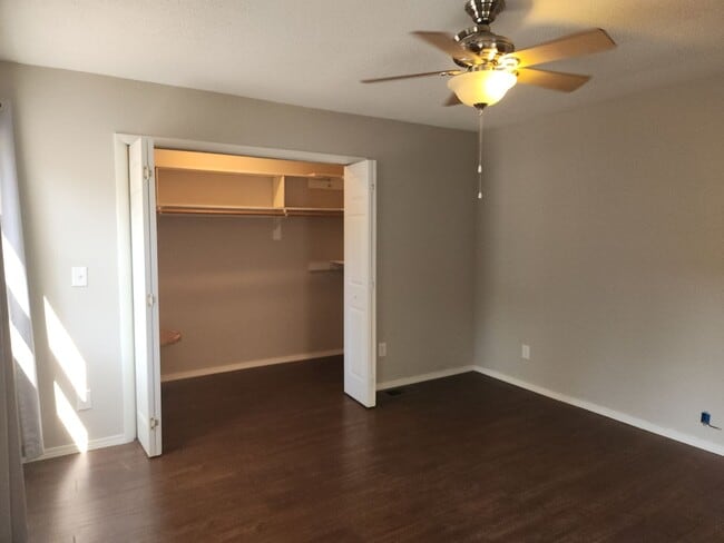 Building Photo - Updated 2 bed + bonus room / 2 bath home