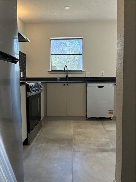 Building Photo - 2101 Mistletoe Ave