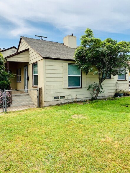 Front of House/Yard - 5960 W 86th Pl