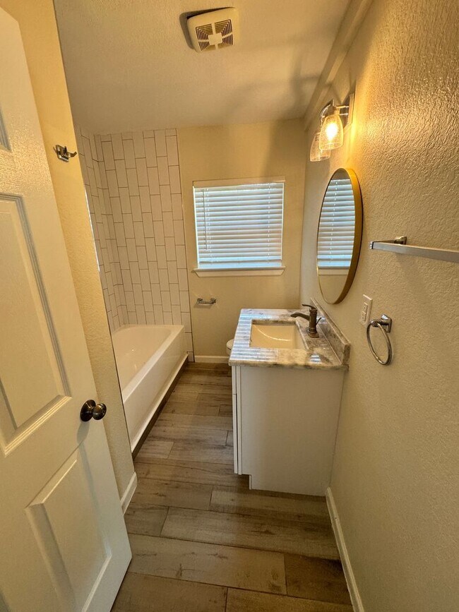 Building Photo - Ready For Move In - Nicely Renovated Large...
