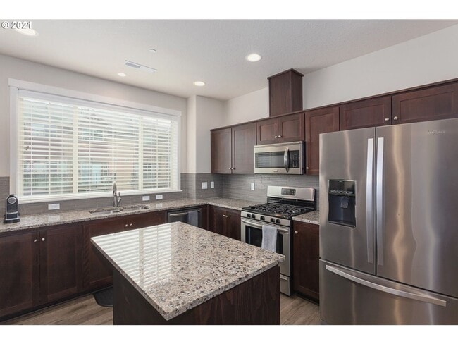 Building Photo - Spectacular 2 Bed | 2.5 Bath + Office/Den Townhome | Prime Hillsboro Location | Modern Living | C...
