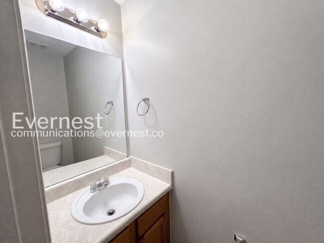 Building Photo - 3 Bed, 2 Bath Home with Garage / Pet-Friendly / Available Now!