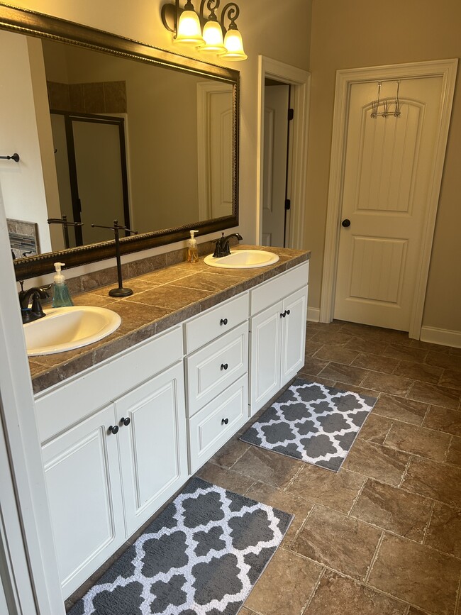 Building Photo - 181 Fieldstone Ln