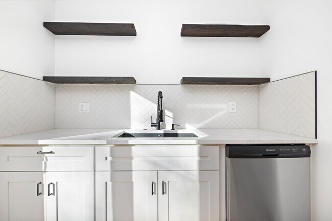 Building Photo - 4516 Mercier St