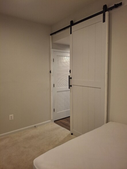 Building Photo - 307 Spring Bank Way