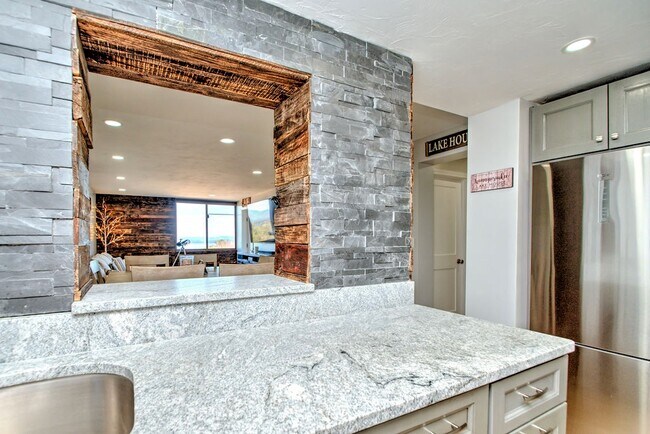 Building Photo - Cedar Lodge 305