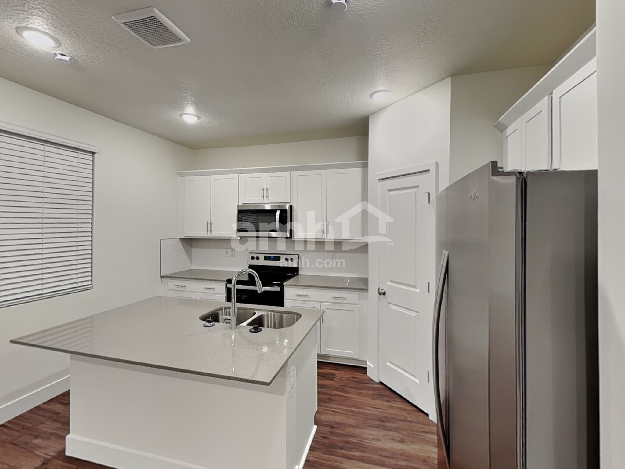 Building Photo - 1221 Redbud Dr