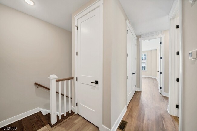 Building Photo - 105 Iris Ct