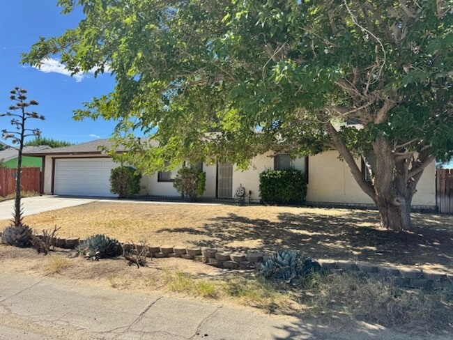 Building Photo - Remodeled 3+2 On Large Lot