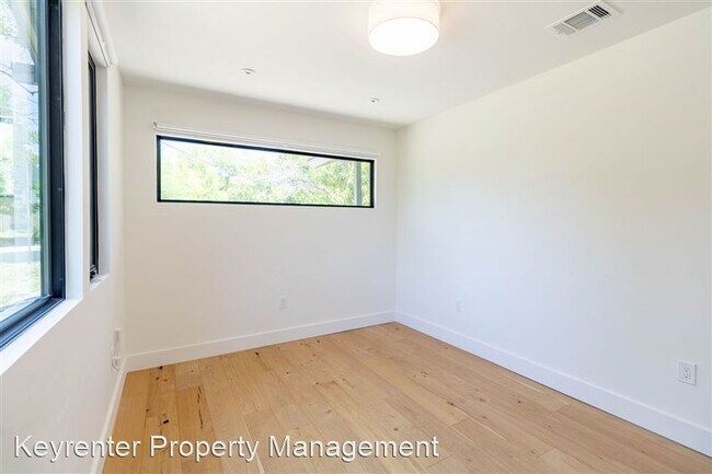 Building Photo - 1423 Broadmoor Dr