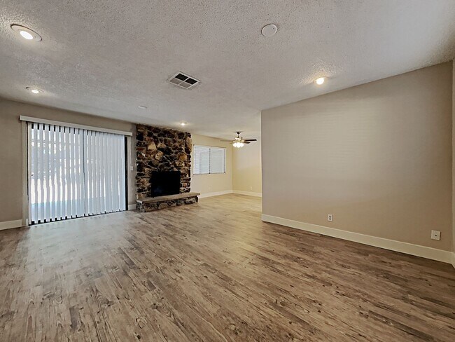 Building Photo - 3137 La Mesa Dr