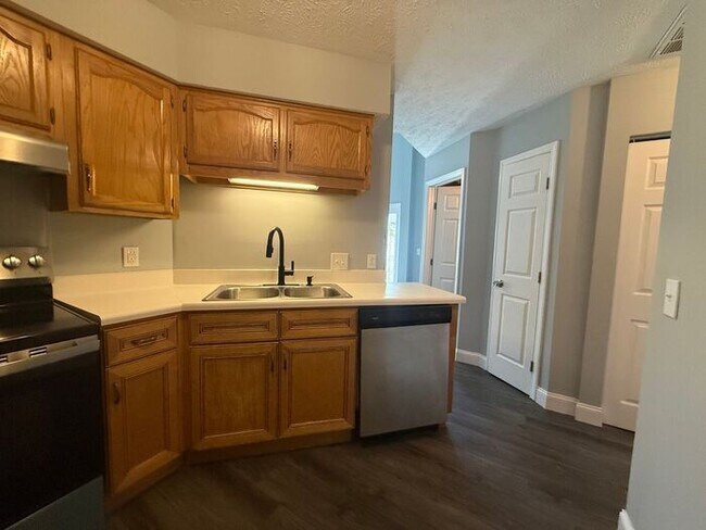 Building Photo - Cute Two Bedroom House in Donelson - Garage & Fenced Backyard