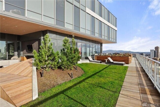 Building Photo - Luxurious 2 bed/ 2 bath unit conveniently ...