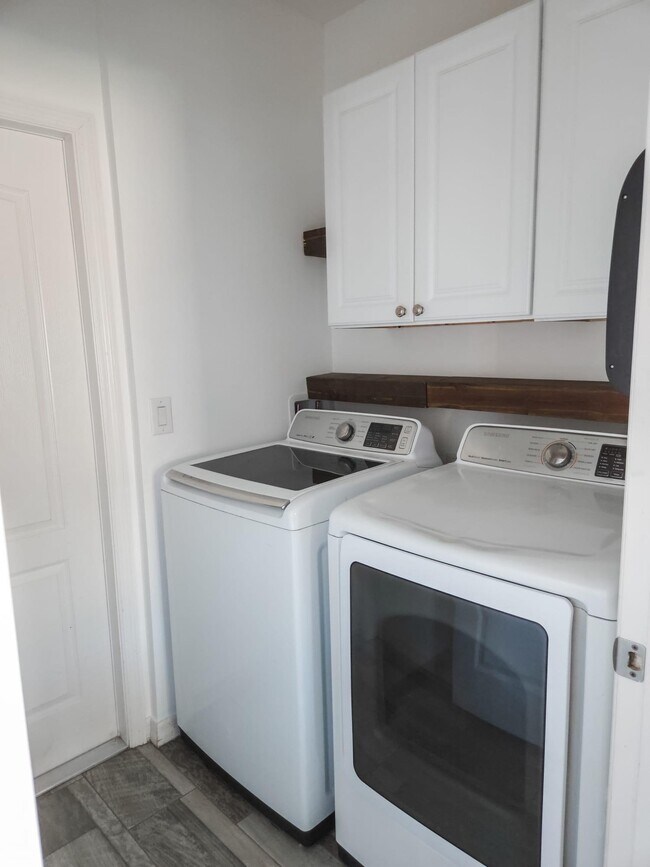 Building Photo - 185 SW Exmore Ave