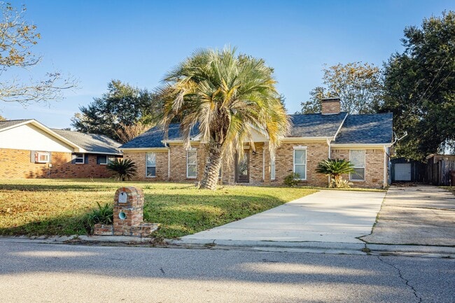 Building Photo - 3 Bedroom 2 Bath Back Bay Luxury Rental Home