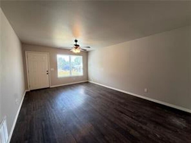 Building Photo - 672-672 W Martha Dr