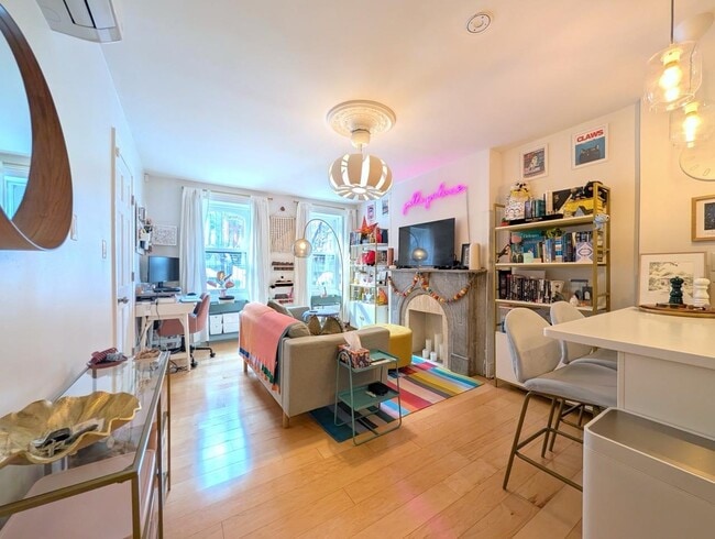 Building Photo - 332 York St