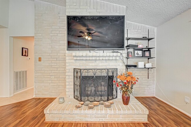 Building Photo - 16355 Sierra Grande Dr