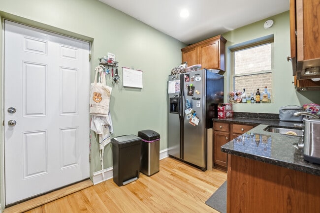 Building Photo - 1928 W Addison St