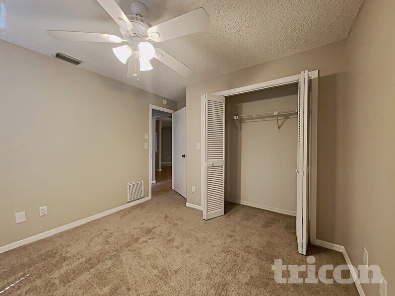 Building Photo - 1009 Jamaica Way