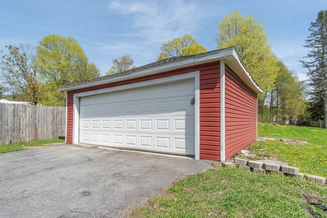 Building Photo - Charming 3Bed/2Bath Home Minutes from Fort Drum | Pet Friendly | Garage + Spacious Yard