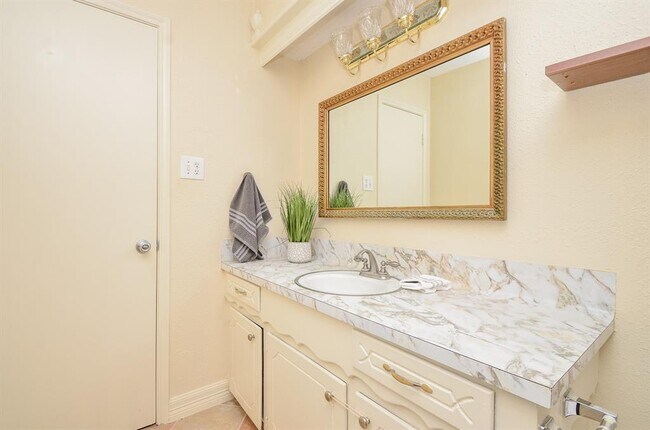 Building Photo - 6611 Cypress Point Dr