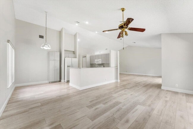 Building Photo - 5809 Sun Pointe Cir