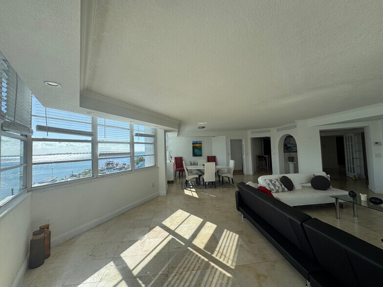 Building Photo - 801 Brickell Bay Dr