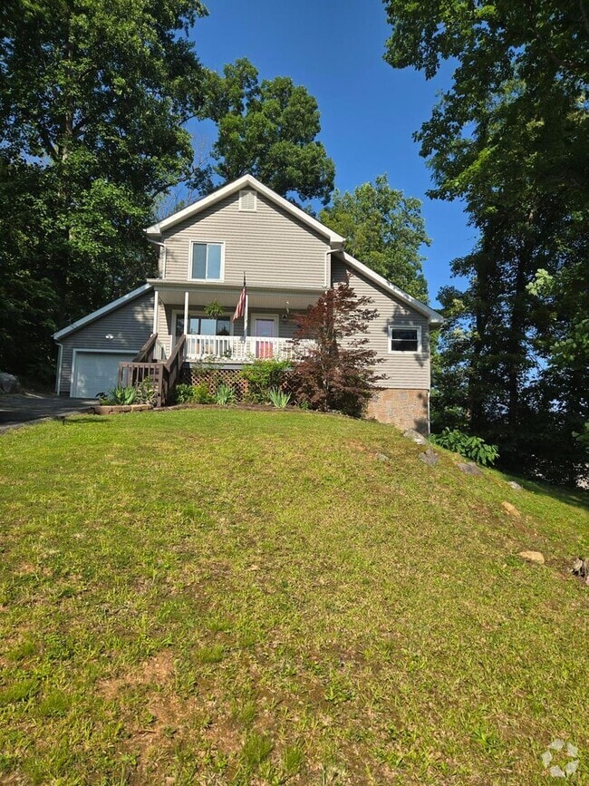 Building Photo - This charming 3-bedroom, 2-bathroom home o...