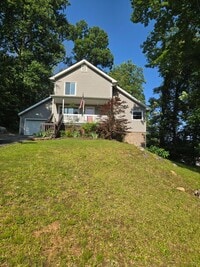 Building Photo - This charming 3-bedroom, 2-bathroom home o...