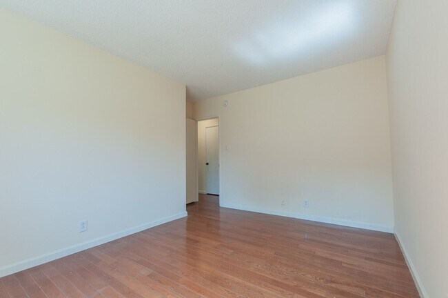 Building Photo - Beautiful 2 bed 2 bath for rent