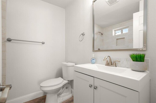 Building Photo - 918 W 3rd St