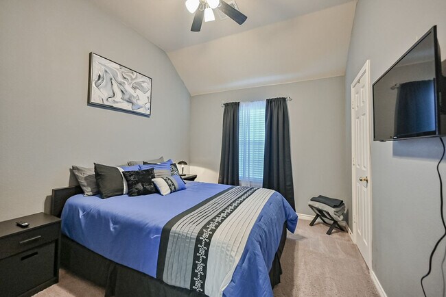 Building Photo - 1705 Fairfax Dr