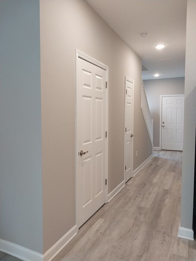 Building Photo - Gorgeous 3 Bedroom 2.5 Bath Townhome