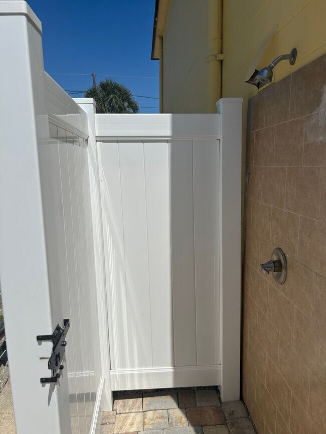 Building Photo - Remodeled Beachside Townhome-Steps from the Beach