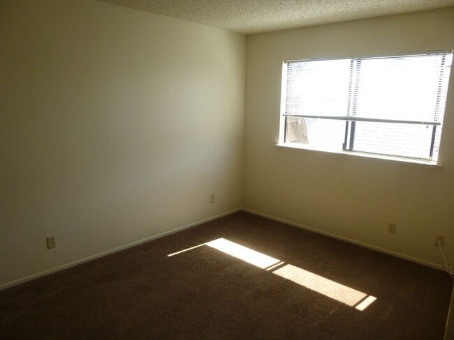 Building Photo - uni600