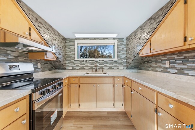 Building Photo - 85 Hicock Dr