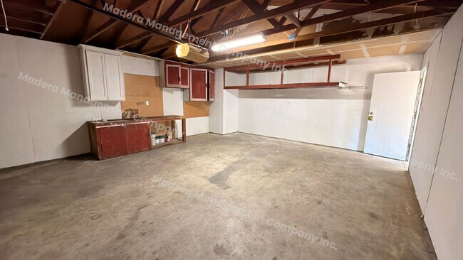 Building Photo - 4 bed/2 Bath - Available now