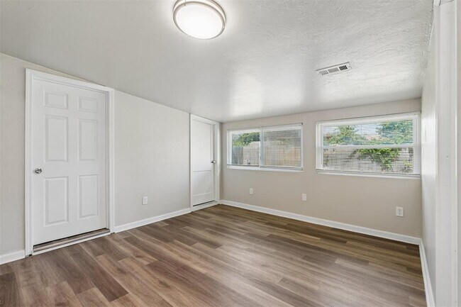 Building Photo - 510 N Marshall Dr