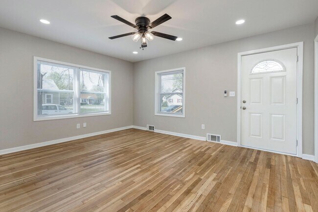 Building Photo - 2220 Auburn Dr