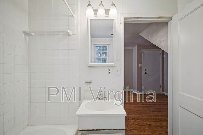 Building Photo - 3841 Chatham Cir