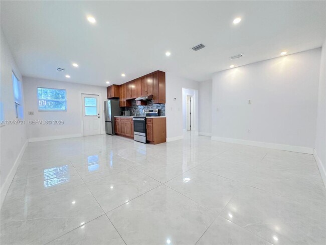 Building Photo - 940 NW 32nd Ct