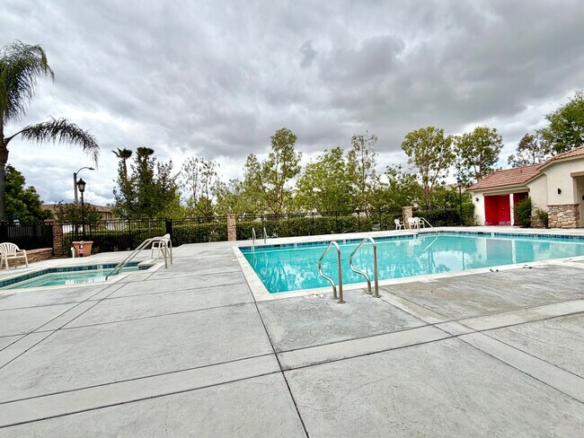 Building Photo - Charming 3 Bedroom Bel Flora Home with Private Patio & Amenities