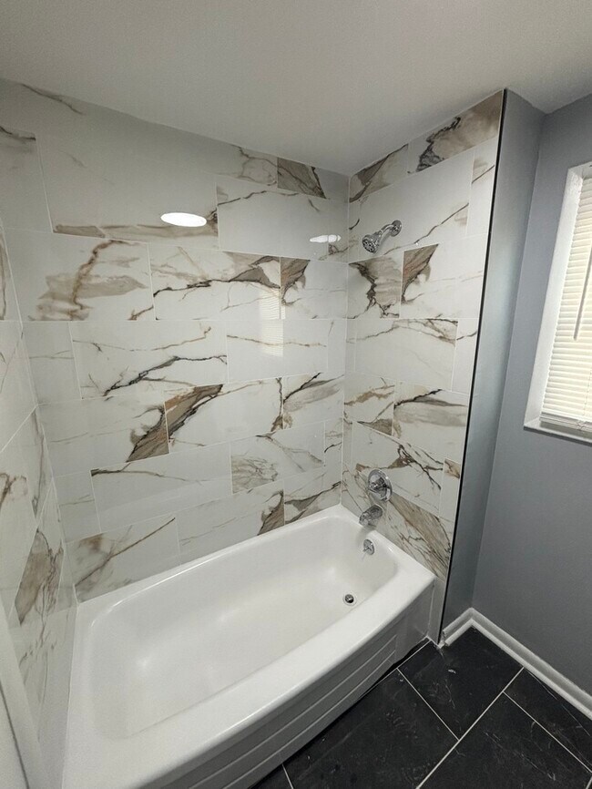 Building Photo - 3 bedroom 2 bathrooms