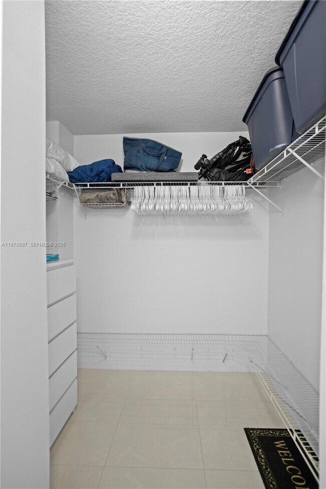 Building Photo - 529 E Sheridan St